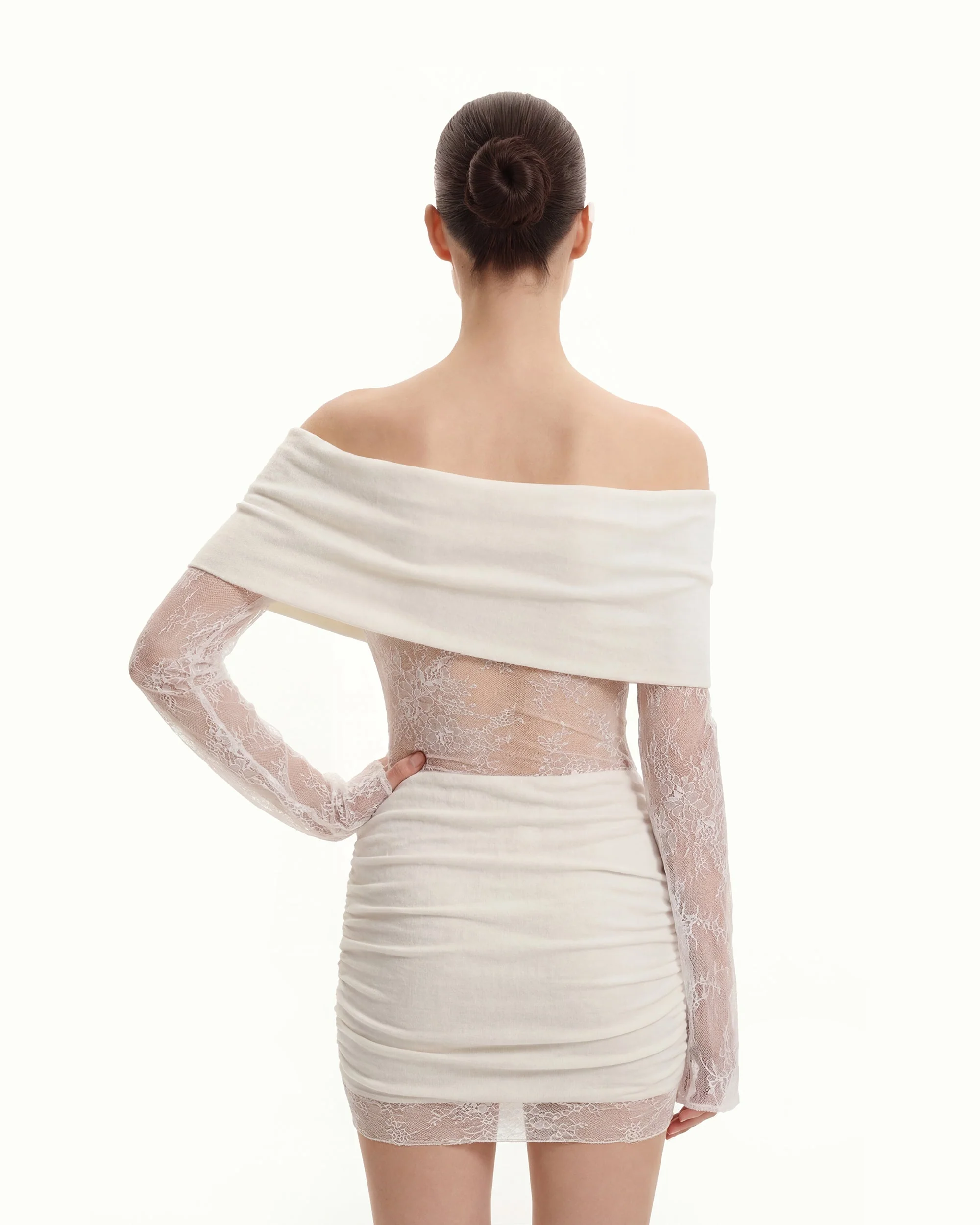 Vestito mini con spalle scoperte e arricciature, maniche in pizzo - Bianco - Image 3